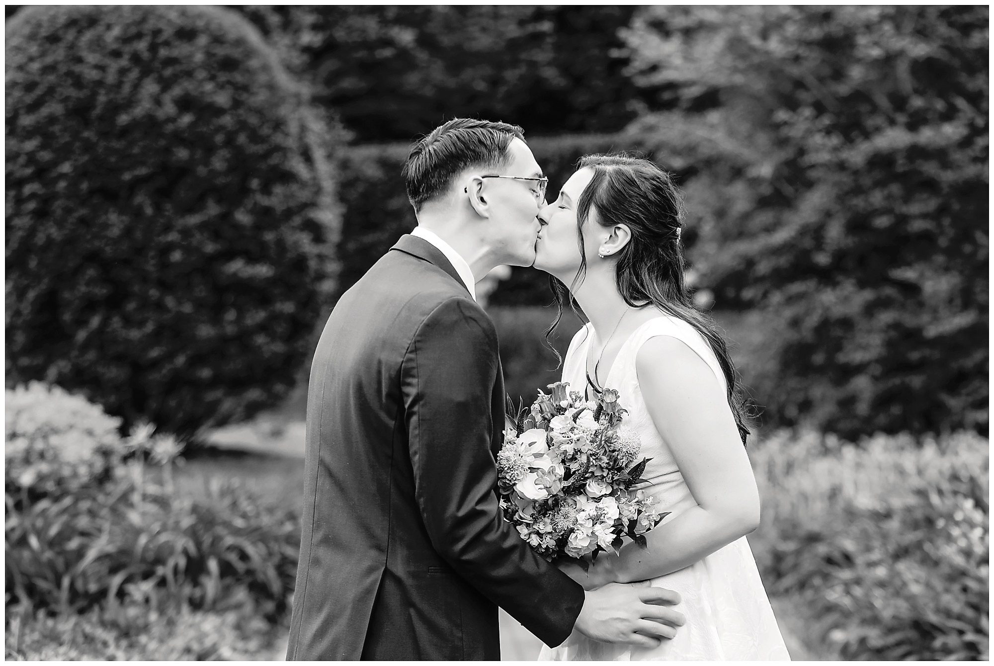 Wickham Park elopement ceremony first kiss